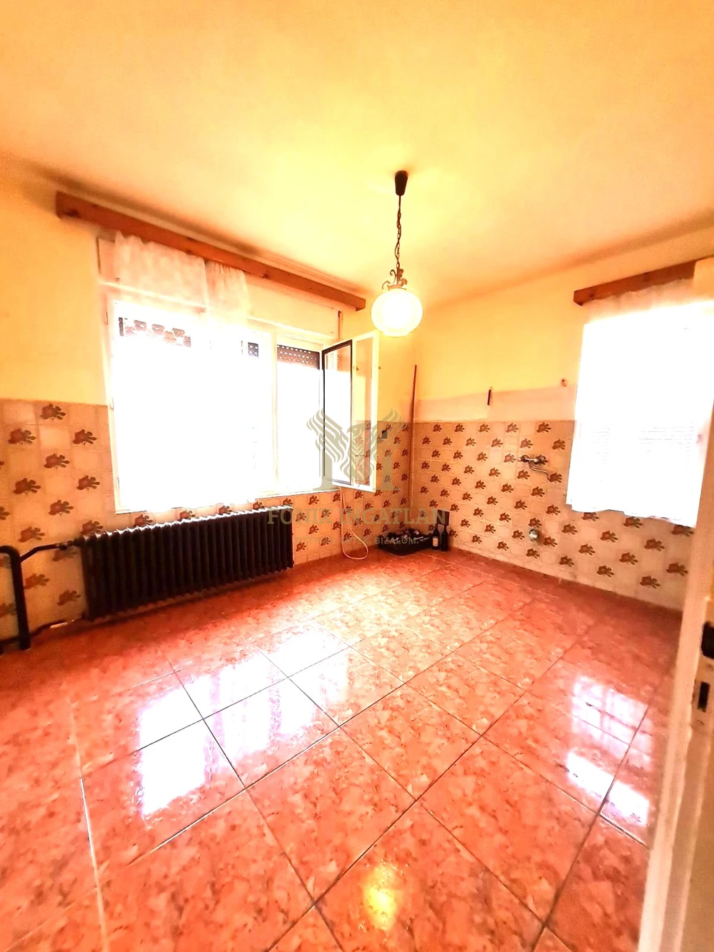 Azonnal költözhető , tehermentes , kertvárosi családi ház jó közlekedéssel