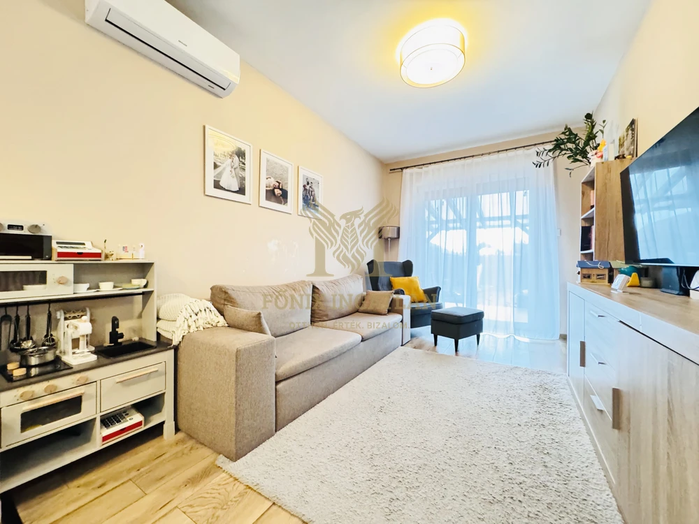 Modern ikerház összközműves utcában eladó! 