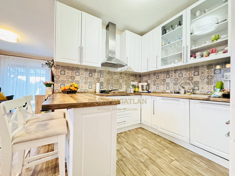 Modern ikerház összközműves utcában eladó! 