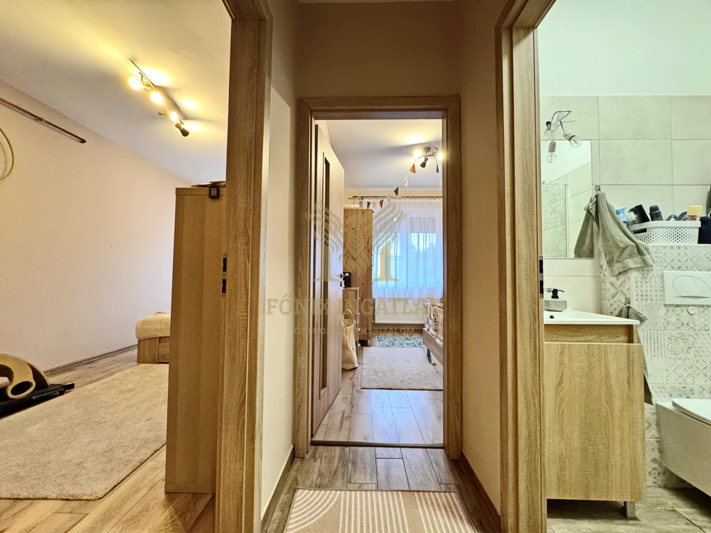 Modern ikerház összközműves utcában eladó! 