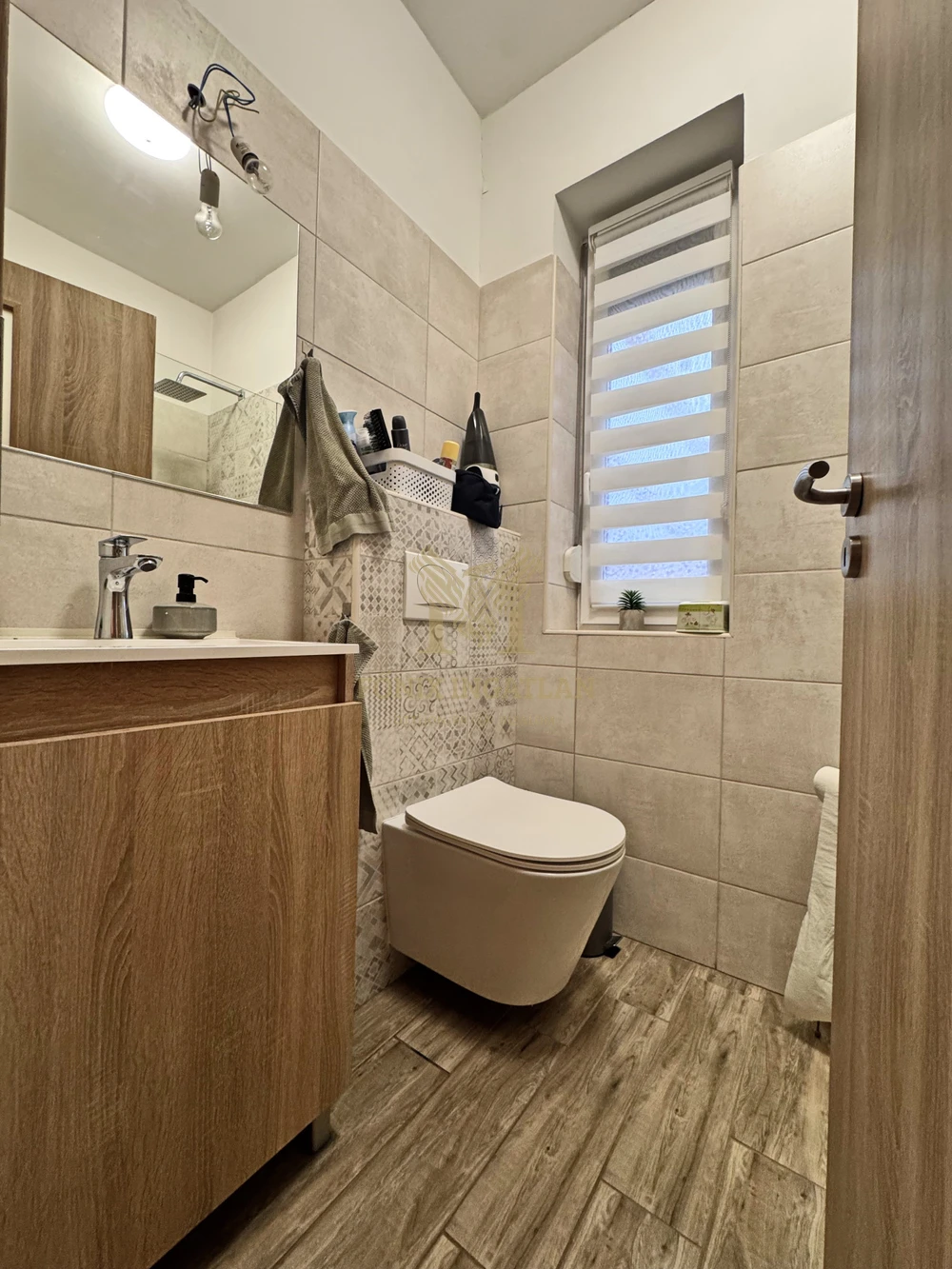 Modern ikerház összközműves utcában eladó! 