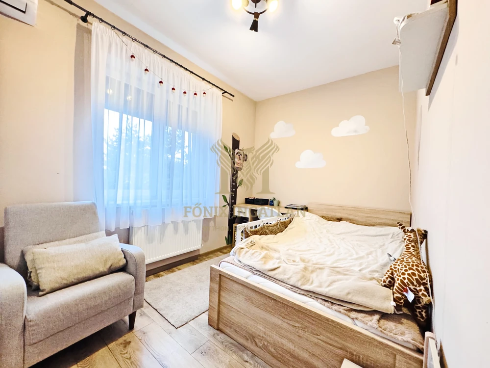 Modern ikerház összközműves utcában eladó! 