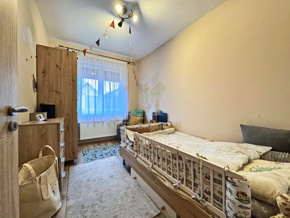 Modern ikerház összközműves utcában eladó! 