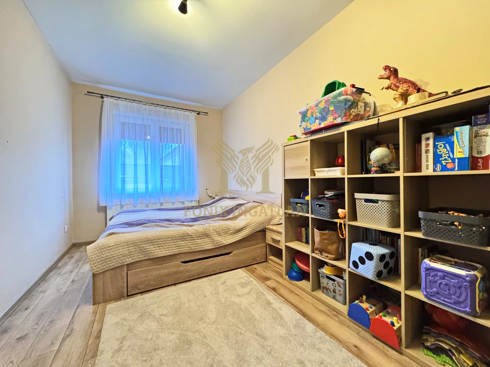 Modern ikerház összközműves utcában eladó! 