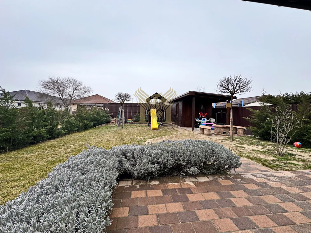 Modern ikerház összközműves utcában eladó! 