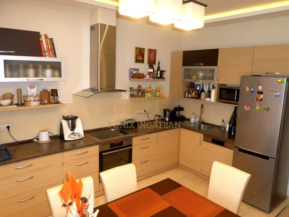 Duplakomfortos, modern, felújított lakás Angyalöld szívében