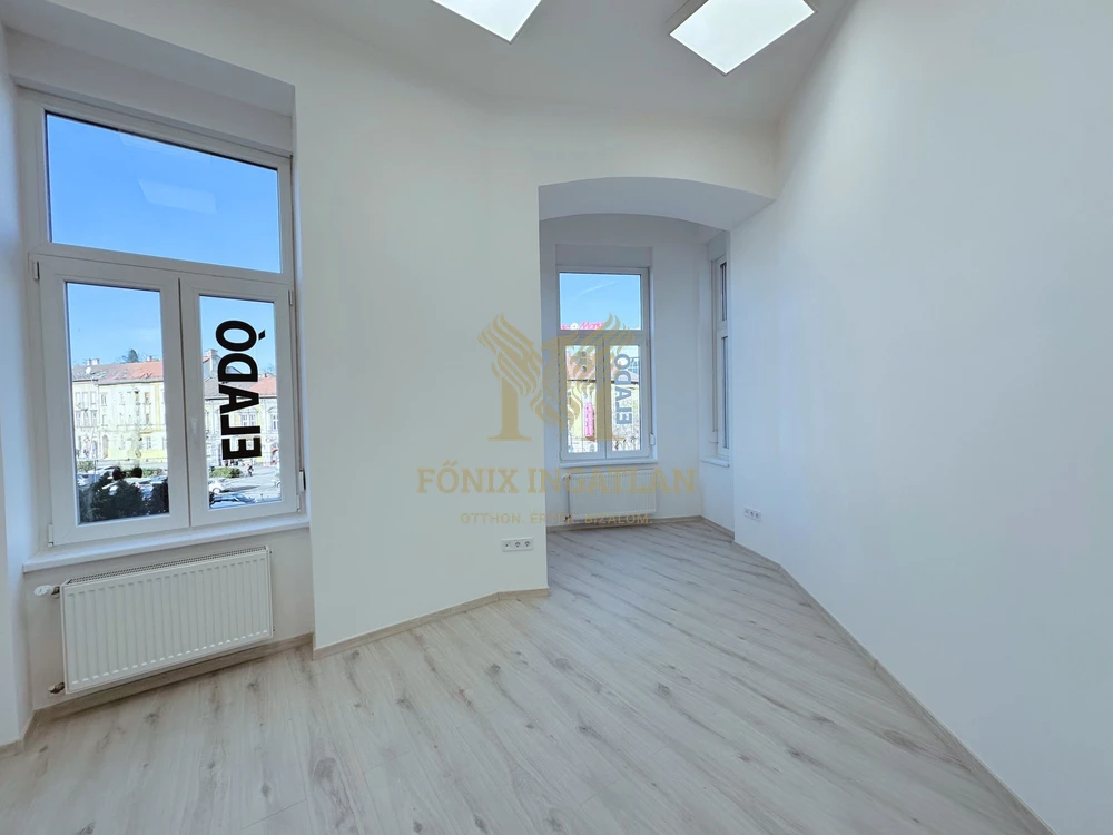 Ritka lehetőség a Széna téren: prémium rendelő / magánegészségügyi szolgáltató helyiség eladó!