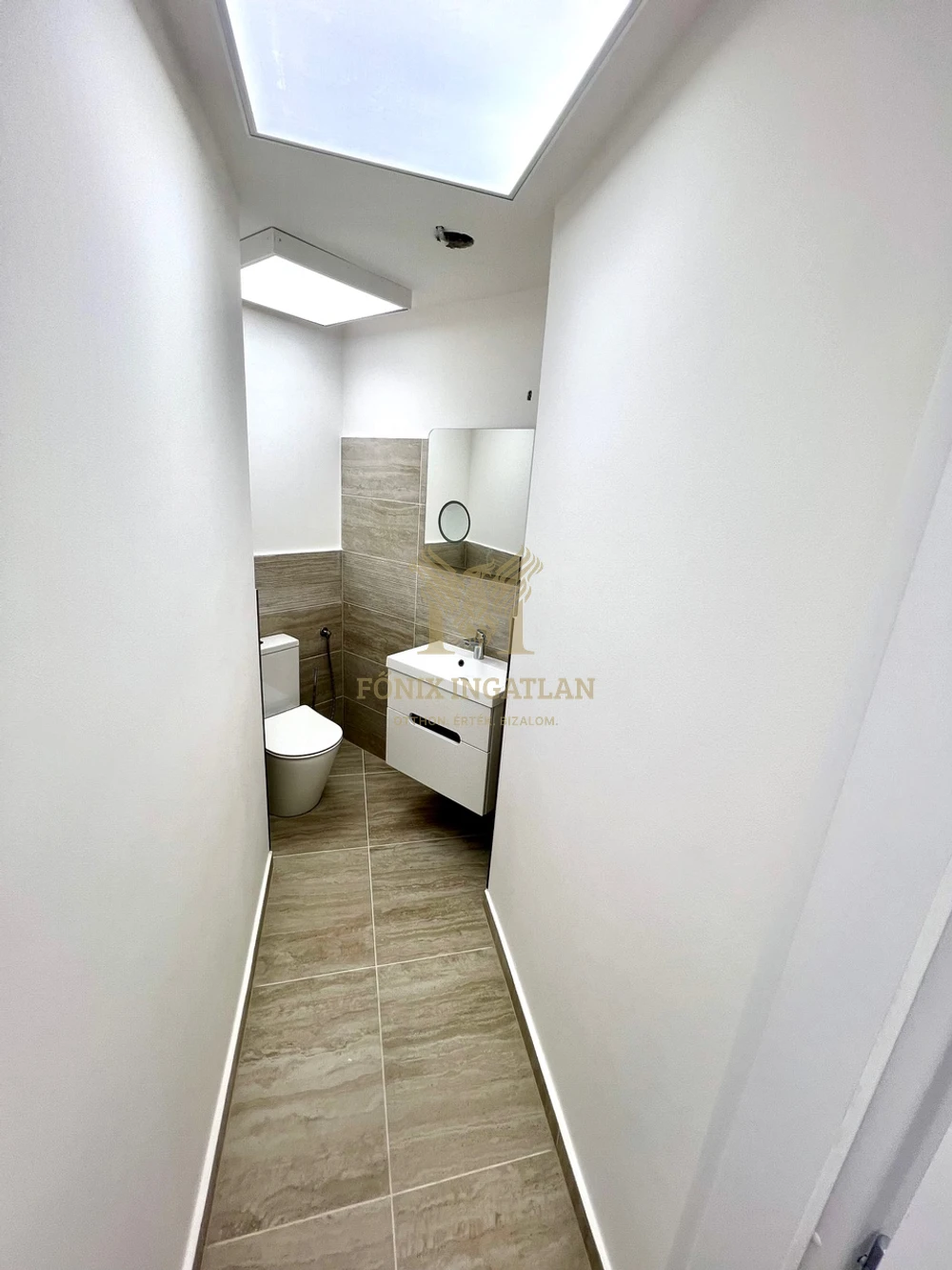 Világos, 4 szobás felújított otthon a Széna téren