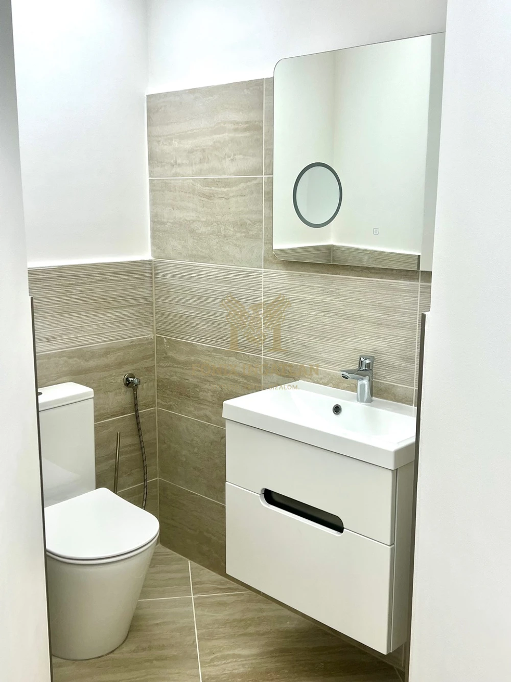 Világos, 4 szobás felújított otthon a Széna téren