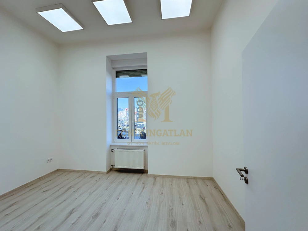 Világos, 4 szobás felújított otthon a Széna téren