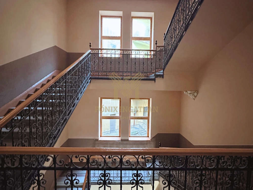 Világos, 4 szobás felújított otthon a Széna téren