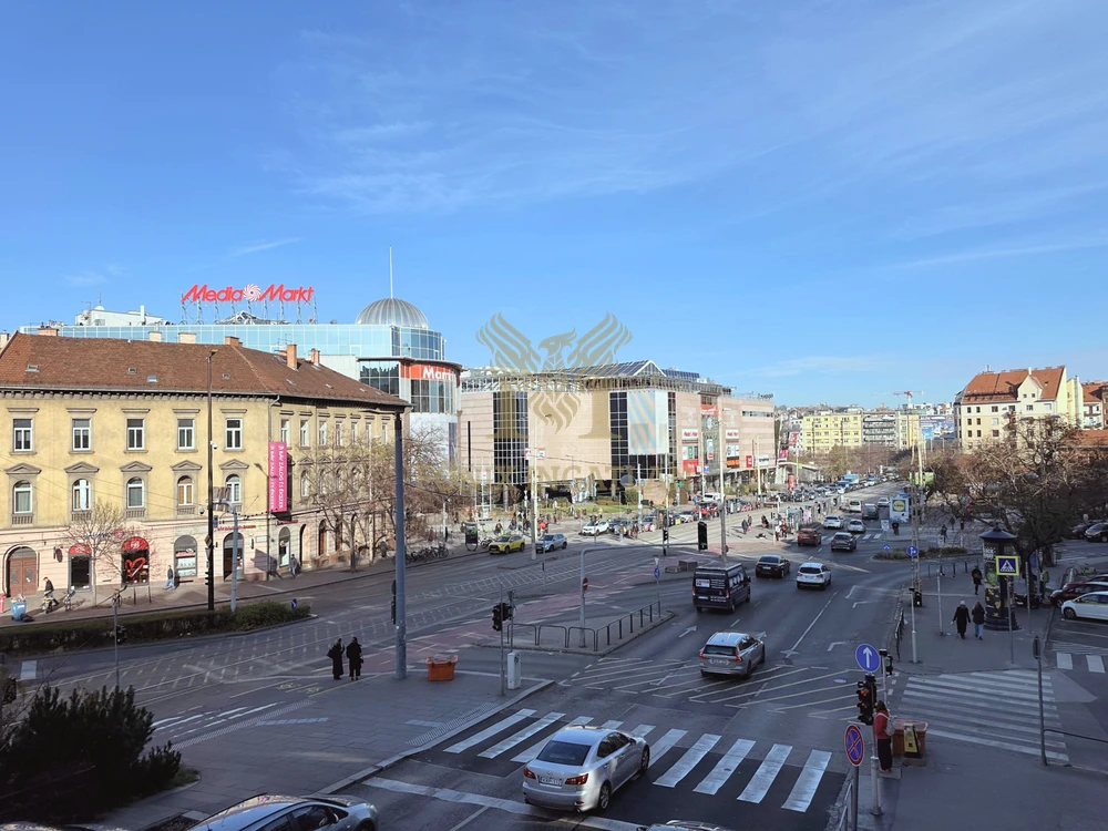 Világos, 4 szobás felújított otthon a Széna téren