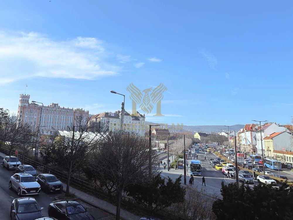 Világos, 4 szobás felújított otthon a Széna téren