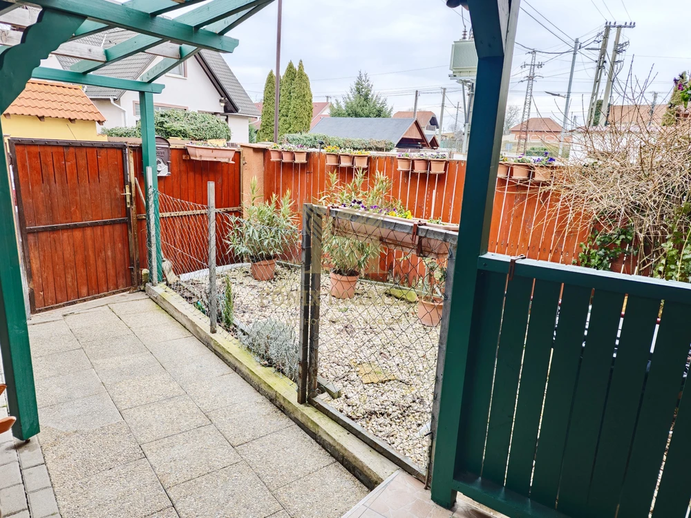 Ritka lehetőség Szigethalmon – rezsibarát, klímás, 3 szobás sorházi lakás - zsákutcában