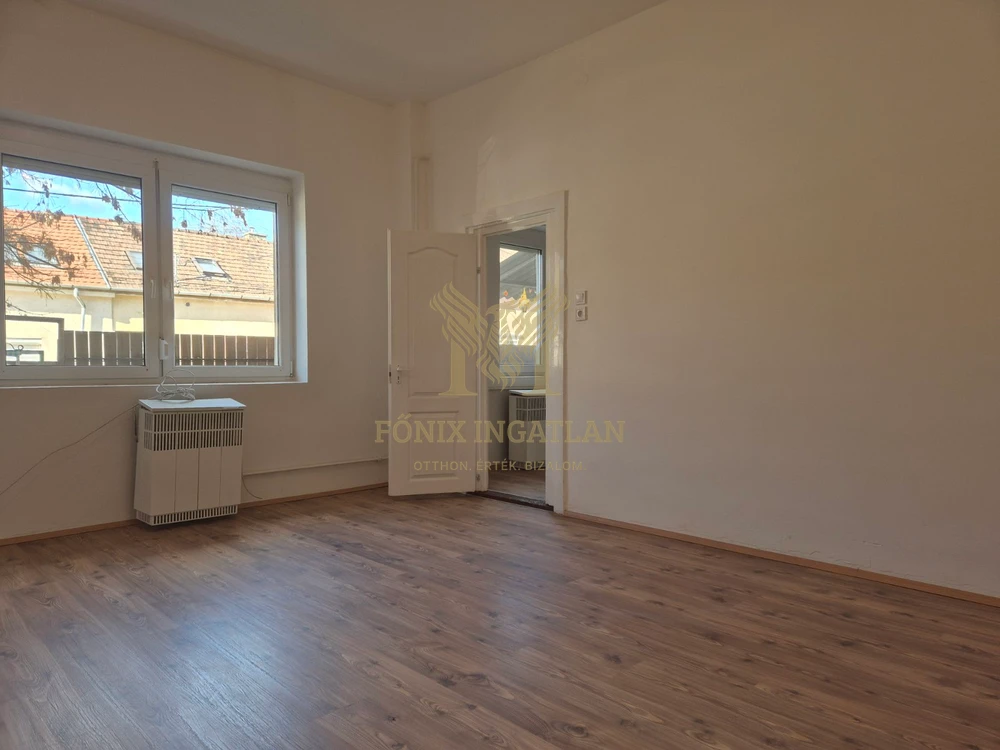 Világos, utcai téglalakás Budapesten-kiváló lokációval, 10 percre az Örs vezér terétől !