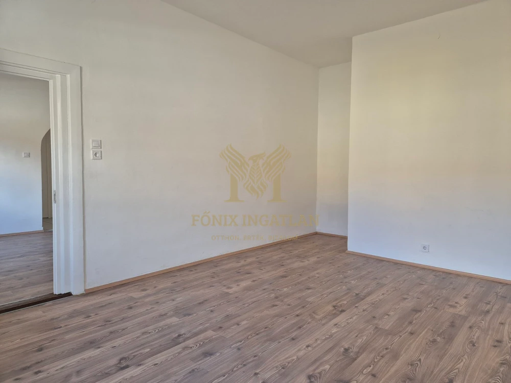 Világos, utcai téglalakás Budapesten-kiváló lokációval, 10 percre az Örs vezér terétől !