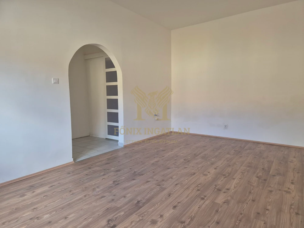 Világos, utcai téglalakás Budapesten-kiváló lokációval, 10 percre az Örs vezér terétől !