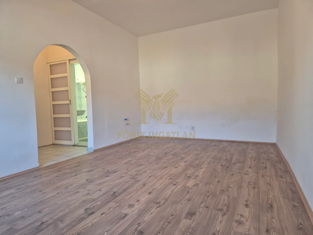 Világos, utcai téglalakás Budapesten-kiváló lokációval, 10 percre az Örs vezér terétől !