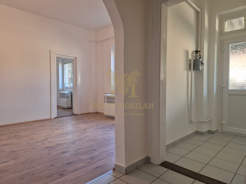 Világos, utcai téglalakás Budapesten-kiváló lokációval, 10 percre az Örs vezér terétől !