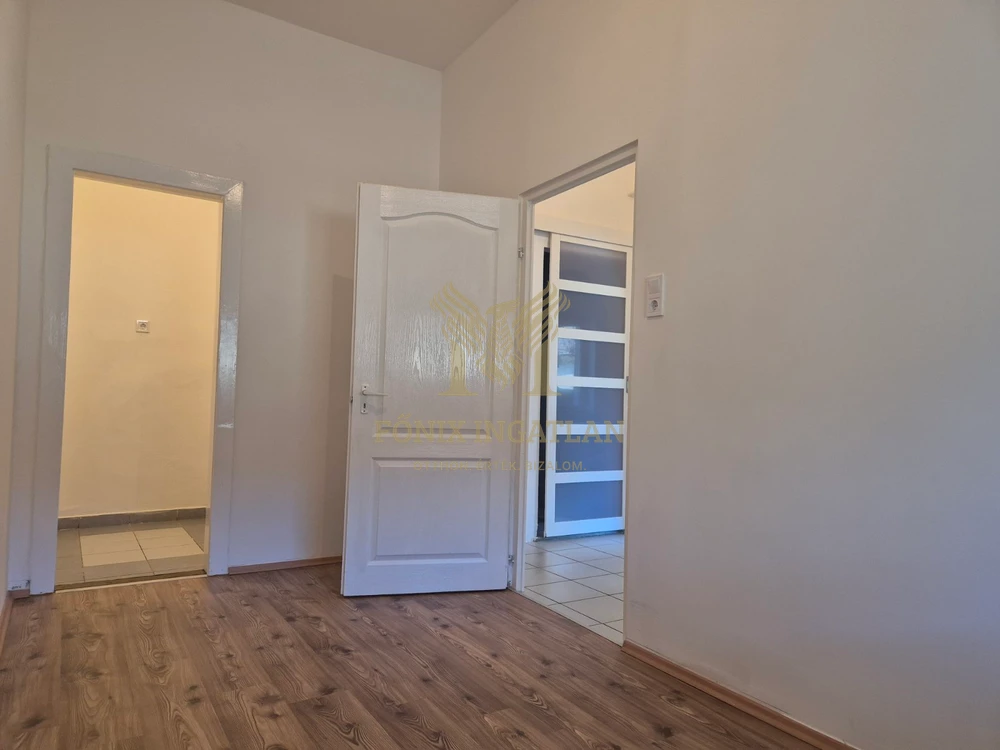 Világos, utcai téglalakás Budapesten-kiváló lokációval, 10 percre az Örs vezér terétől !