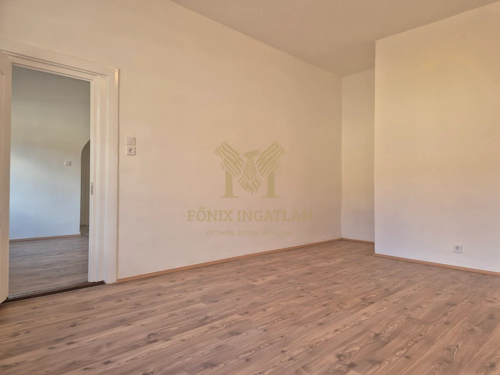 Világos, utcai téglalakás Budapesten-kiváló lokációval, 10 percre az Örs vezér terétől !