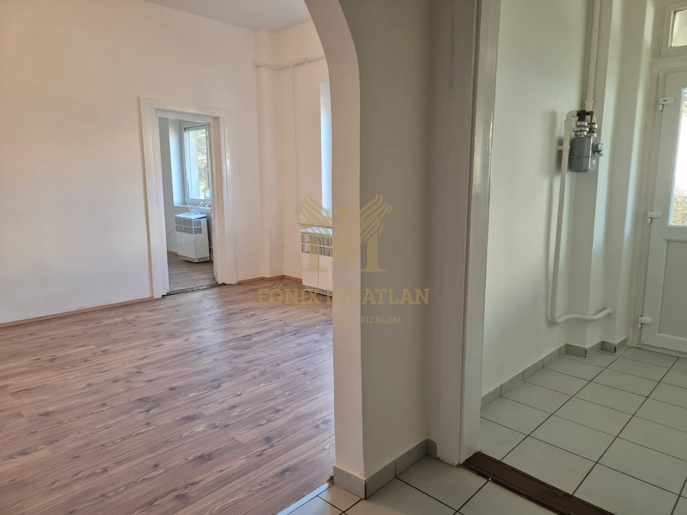 Világos, utcai téglalakás Budapesten-kiváló lokációval, 10 percre az Örs vezér terétől !