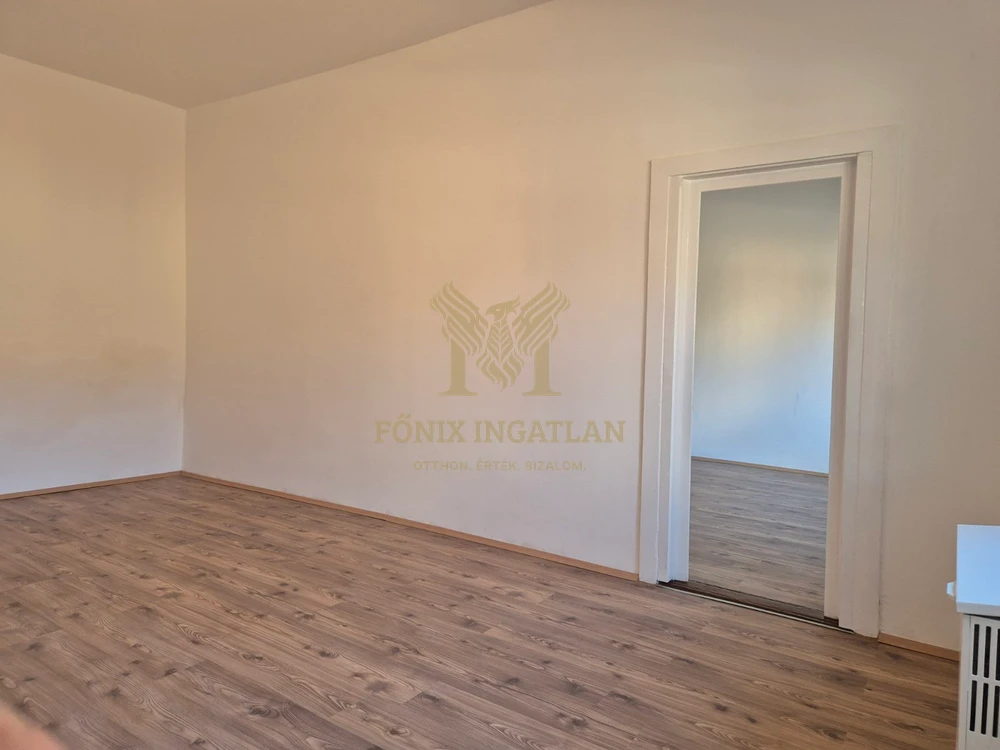 Világos, utcai téglalakás Budapesten-kiváló lokációval, 10 percre az Örs vezér terétől !