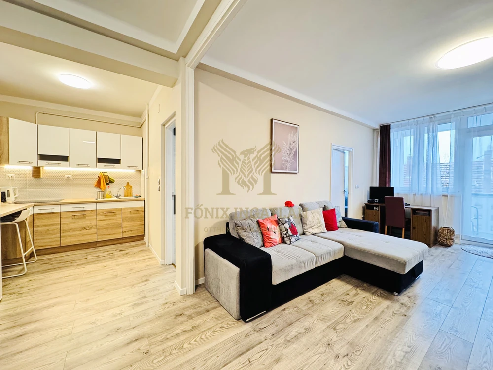 Belvárosi liftes tégla épületben eladó felújított lakás!