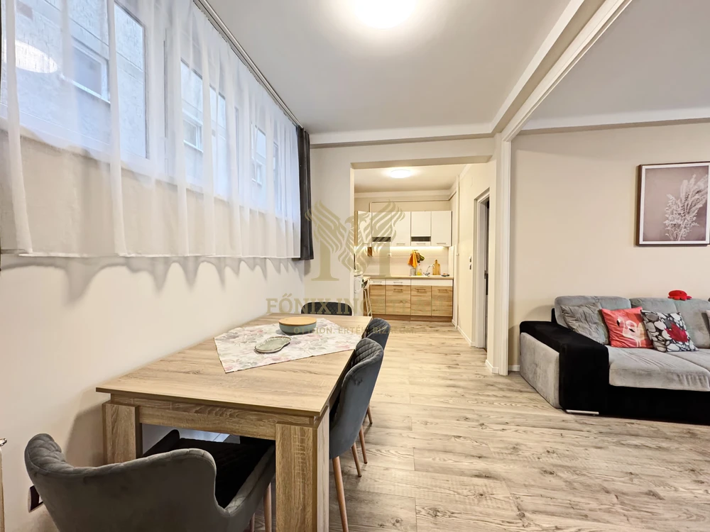 Belvárosi liftes tégla épületben eladó felújított lakás! 