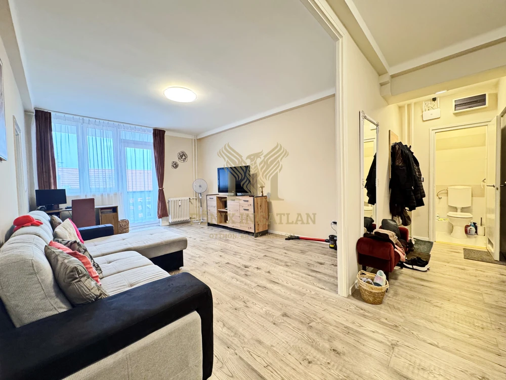 Belvárosi liftes tégla épületben eladó felújított lakás! 