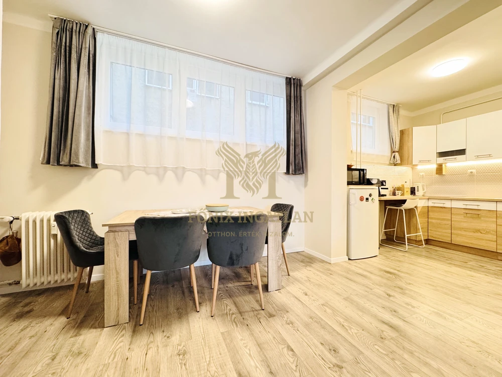 Belvárosi liftes tégla épületben eladó felújított lakás! 