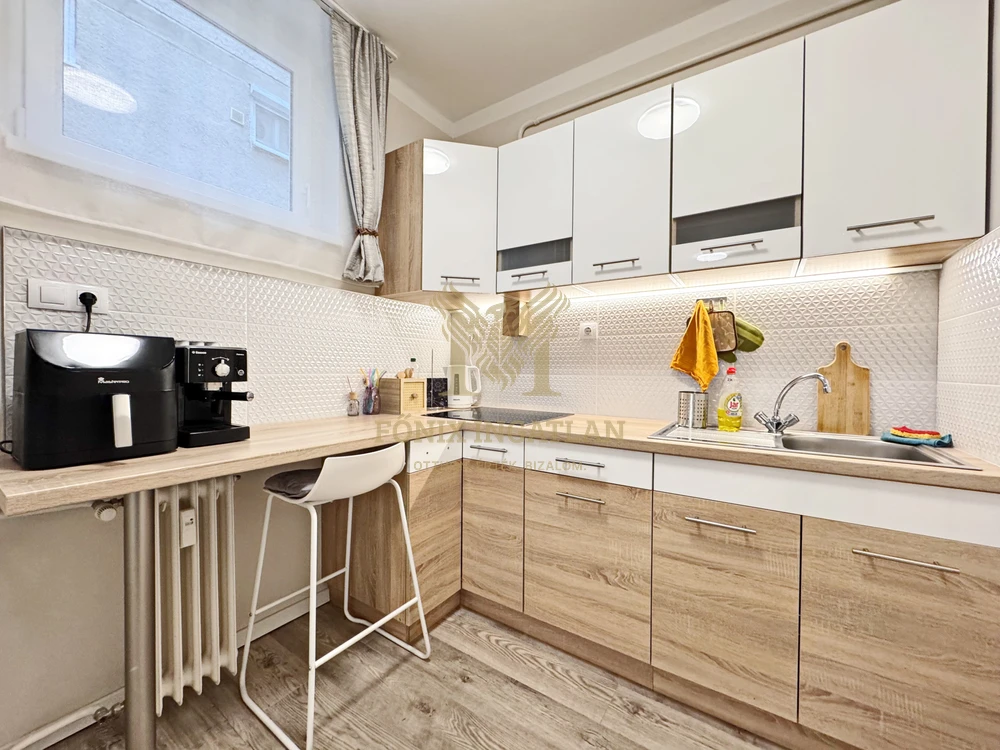 Belvárosi liftes tégla épületben eladó felújított lakás! 