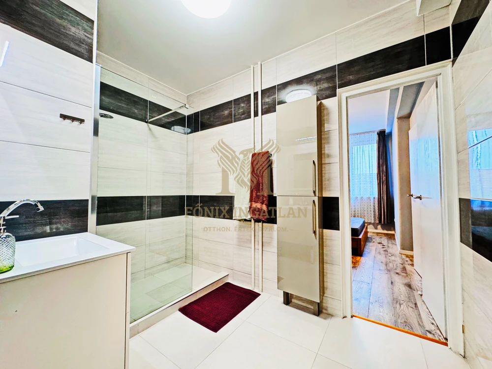 Belvárosi liftes tégla épületben eladó felújított lakás! 