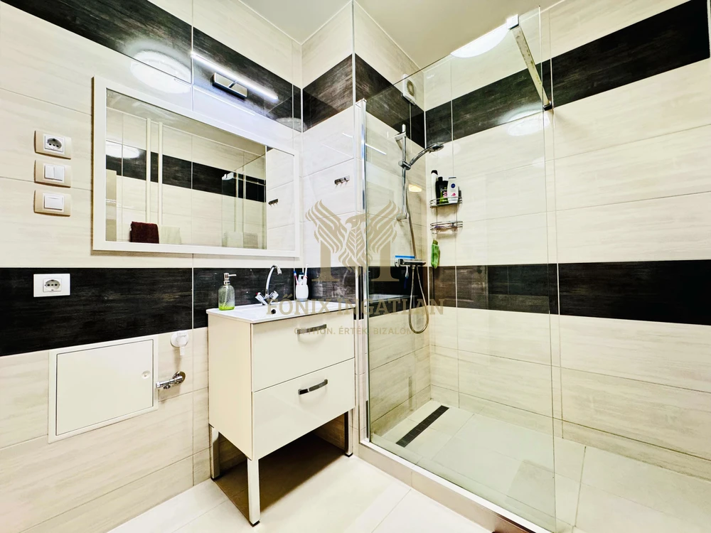 Belvárosi liftes tégla épületben eladó felújított lakás! 