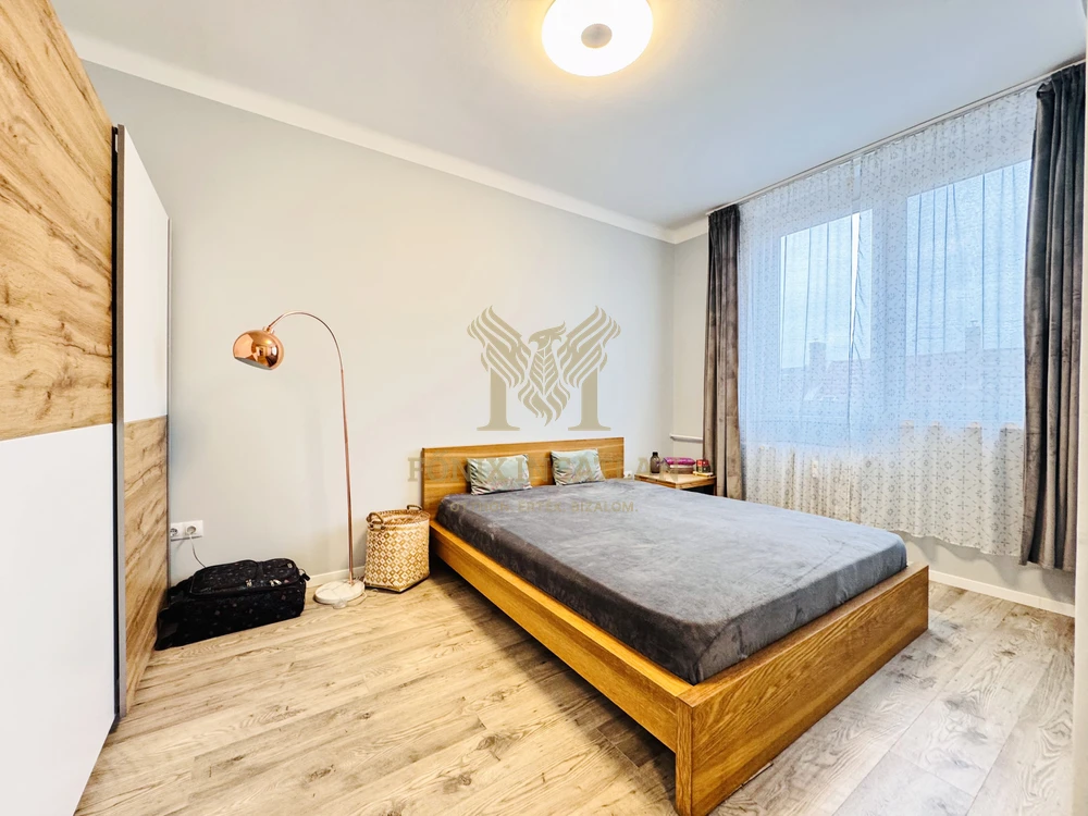 Belvárosi liftes tégla épületben eladó felújított lakás! 