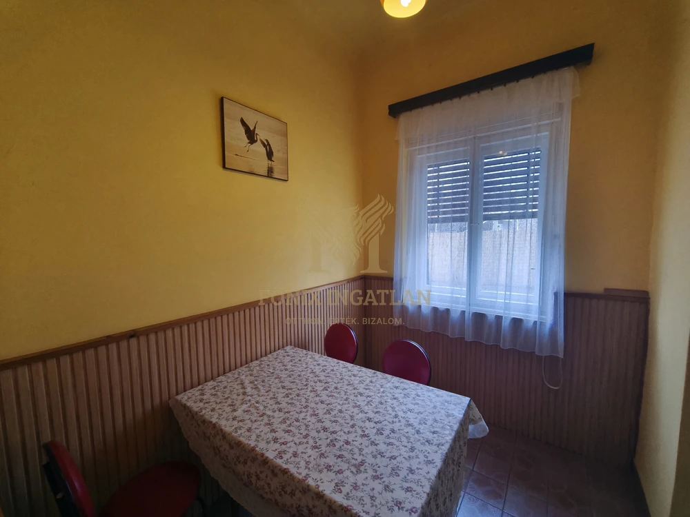 Balatonlellén, 50 méterre a Balatontól, 8 szobás, nagy telkes családi ház / nyaraló eladó!