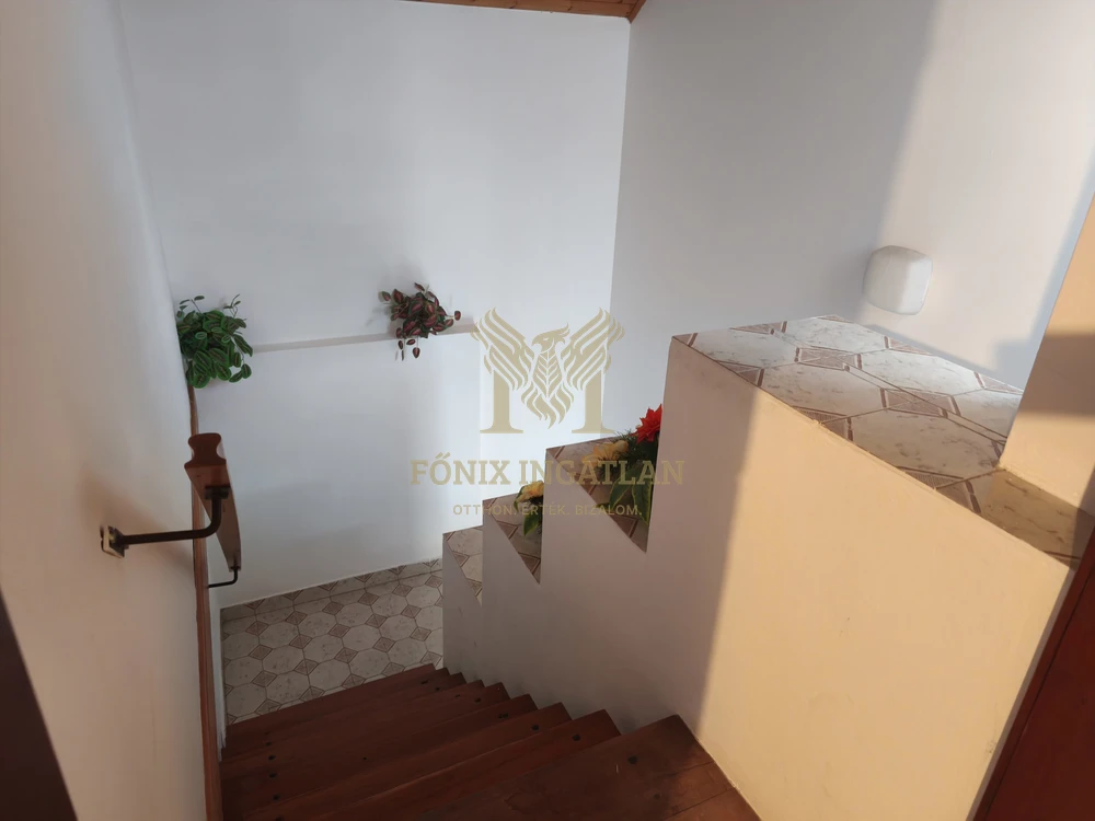 Balatonlellén, 50 méterre a Balatontól, 8 szobás, nagy telkes családi ház / nyaraló eladó!