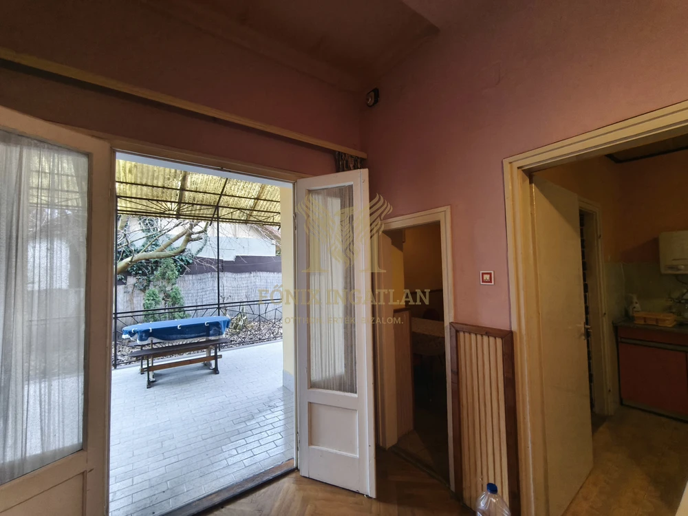 Balatonlellén, 50 méterre a Balatontól, 8 szobás, nagy telkes családi ház / nyaraló eladó!