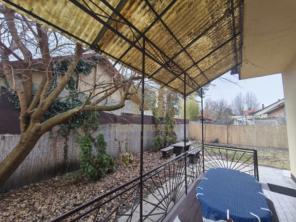 Balatonlellén, 50 méterre a Balatontól, 8 szobás, nagy telkes családi ház / nyaraló eladó!