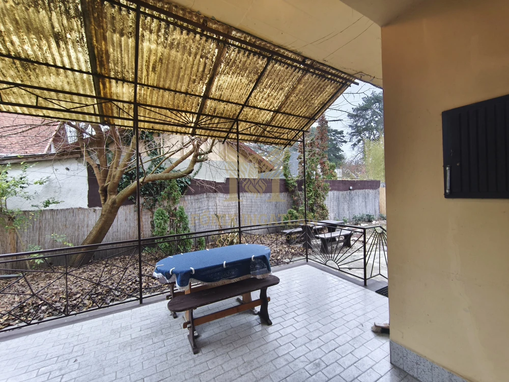 Balatonlellén, 50 méterre a Balatontól, 8 szobás, nagy telkes családi ház / nyaraló eladó!