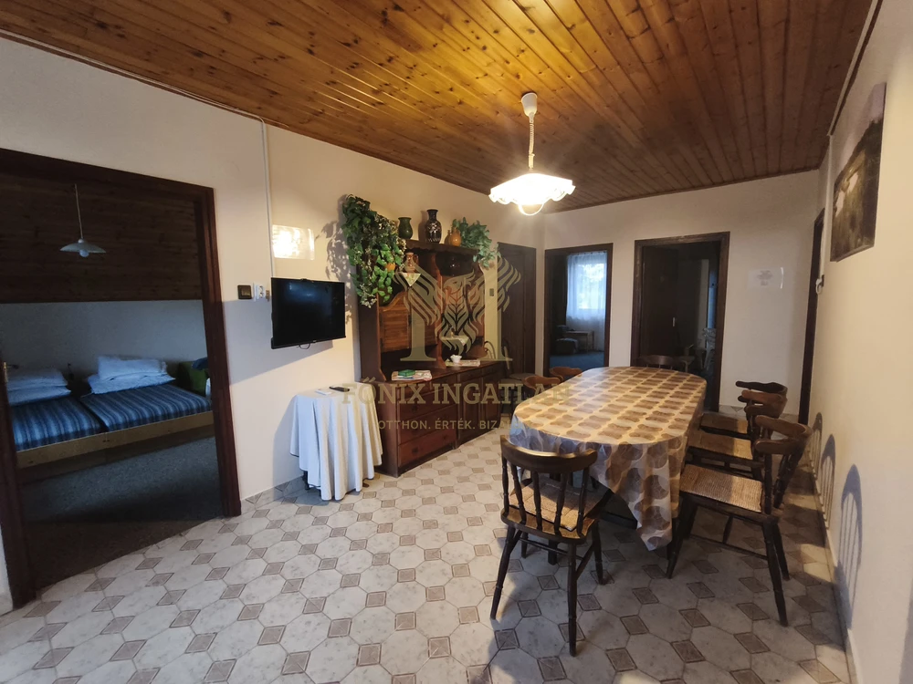 Balatonlellén, 50 méterre a Balatontól, 8 szobás, nagy telkes családi ház / nyaraló eladó!