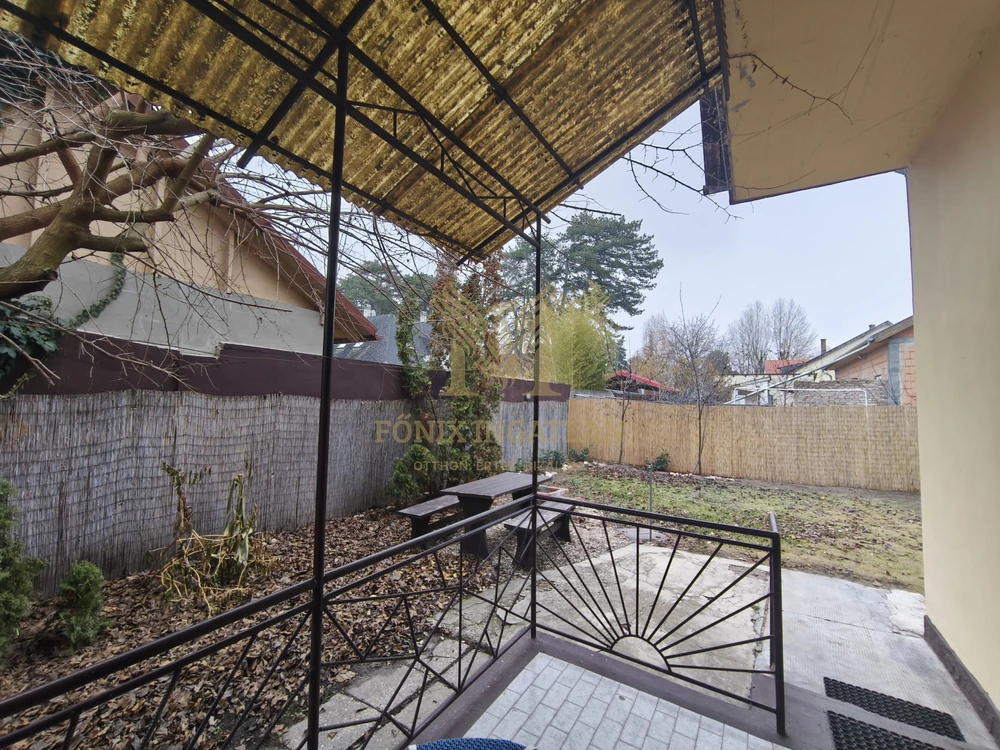 Balatonlellén, 50 méterre a Balatontól, 8 szobás, nagy telkes családi ház / nyaraló eladó!