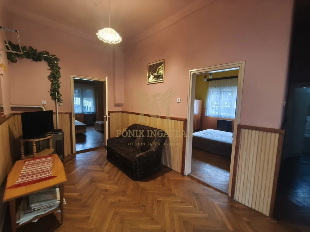 Balatonlellén, 50 méterre a Balatontól, 8 szobás, nagy telkes családi ház / nyaraló eladó!