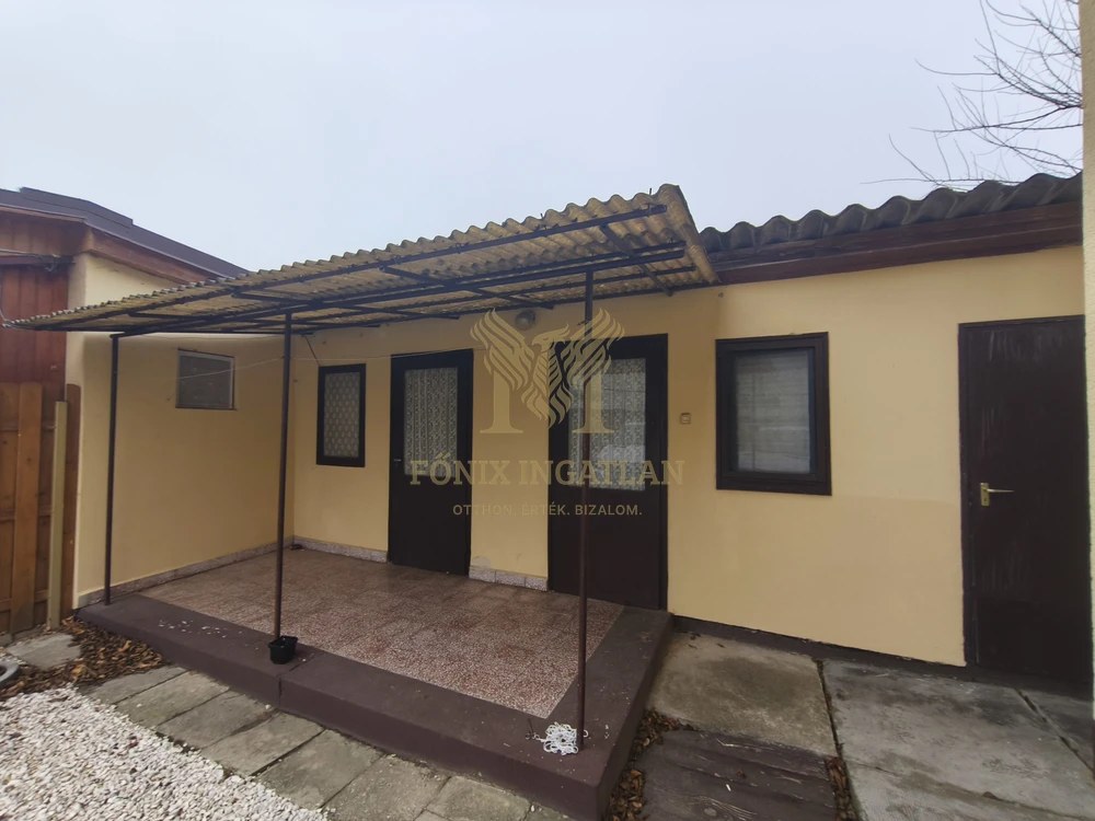 Balatonlellén, 50 méterre a Balatontól, 8 szobás, nagy telkes családi ház / nyaraló eladó!