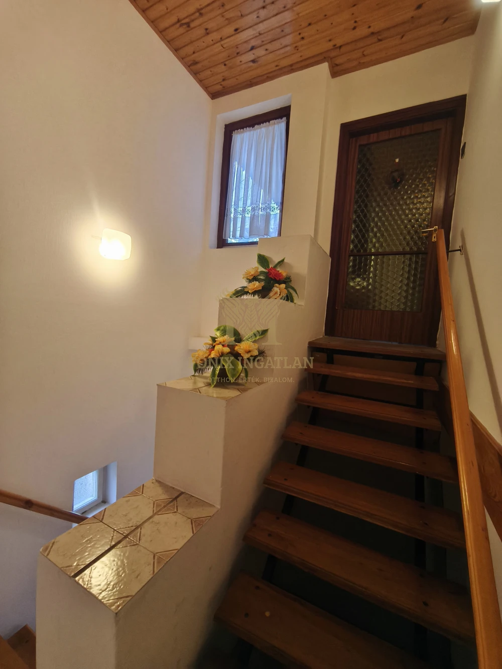 Balatonlellén, 50 méterre a Balatontól, 8 szobás, nagy telkes családi ház / nyaraló eladó!