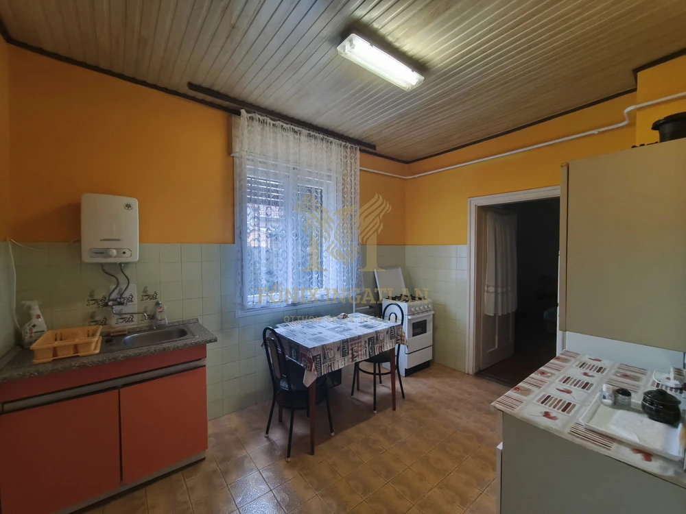 Balatonlellén, 50 méterre a Balatontól, 8 szobás, nagy telkes családi ház / nyaraló eladó!