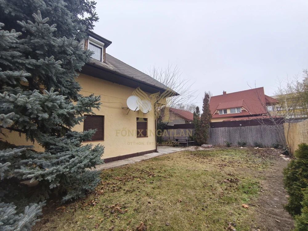 Balatonlellén, 50 méterre a Balatontól, 8 szobás, nagy telkes családi ház / nyaraló eladó!