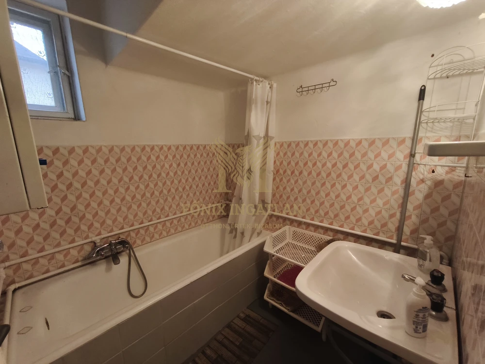 Balatonlellén, 50 méterre a Balatontól, 8 szobás, nagy telkes családi ház / nyaraló eladó!