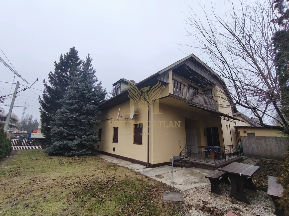 Balatonlellén, 50 méterre a Balatontól, 8 szobás, nagy telkes családi ház / nyaraló eladó!