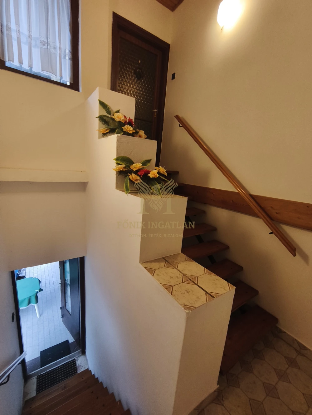 Balatonlellén, 50 méterre a Balatontól, 8 szobás, nagy telkes családi ház / nyaraló eladó!